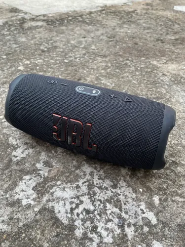 Vendo jbl Charge 5 bem novinha