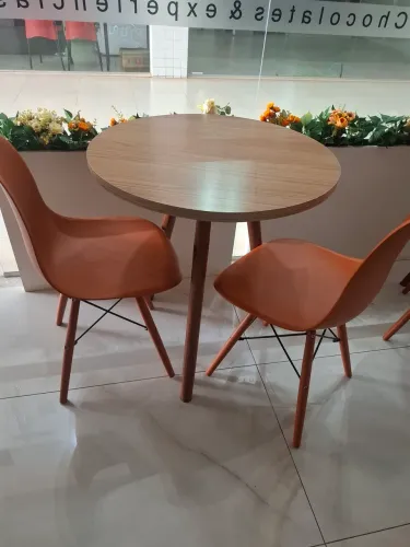 Mesa redonda 70cm com 2 cadeiras