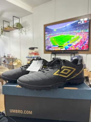 Chuteira umbro attak 43 preto nova na caixa