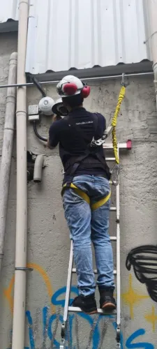 Manutenção e instalação de sistema de CFTV câmera de segurança.