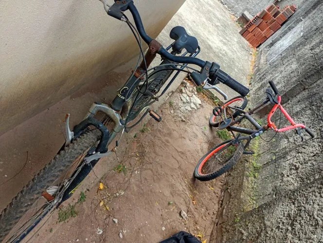 Vendo duas bicicletas para reformar. Aro 20(sem marcha) e 29( com marcha)