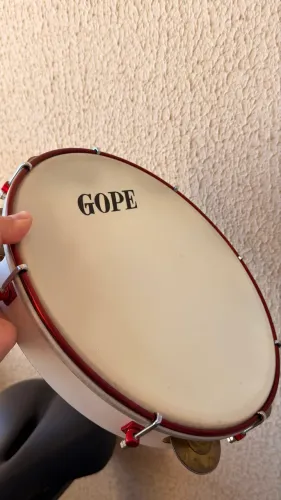 Pandeiro Profissional Gope pele porosa 12Pol. Branco Cereja Cor BRANCO E CEREJ