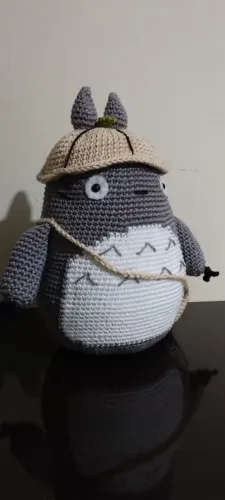 Boneco Amigurumi Totoro explorador 