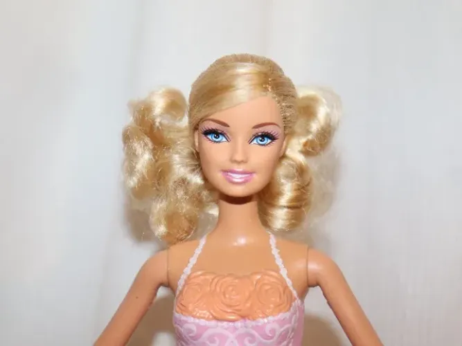 Boneca Barbie bailarina 2010
