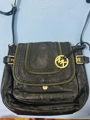 Bolsa Michael Kors preta e dourado