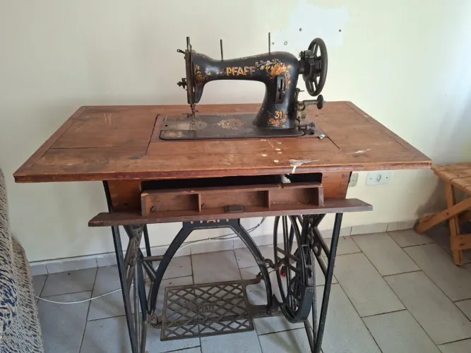 Maquina de costura Pfaff 31 completa com mesa 