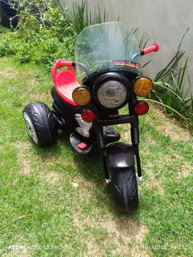 TRICICLO ELÉTRICO 6V BANDEIRANTES SEMI NOVO.
