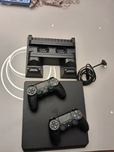 Console Ps4 Slim + 2 controles originais + base de carregamento e jogos