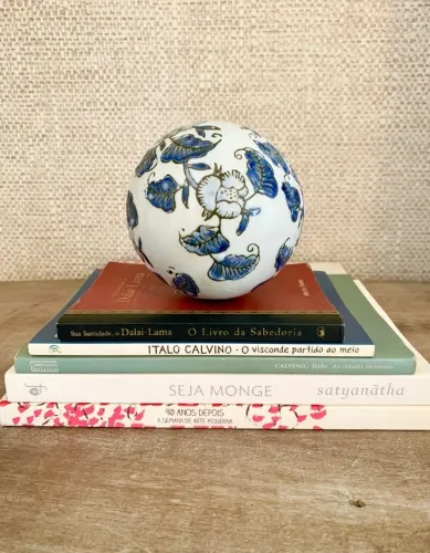 Bola / esfera em porcelana para decoração, estampa flores azuis 
