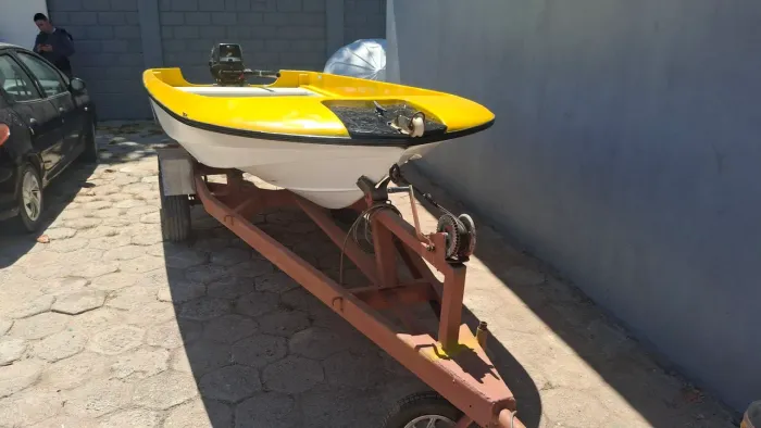 Barco de Fibra com motor e carretinha