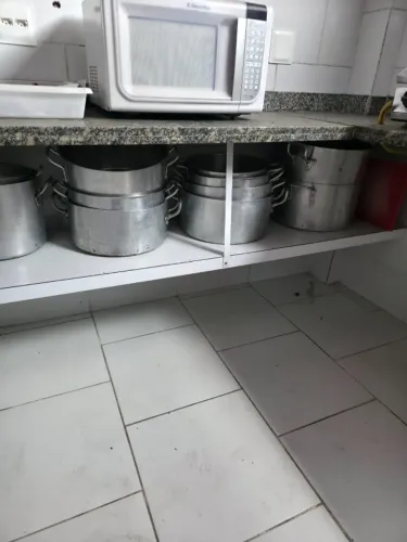 Panelas, travessas e utensílios para cozinha de restaurante