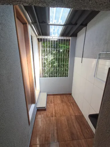 Aluga-se apartamento no bairro Planalto.