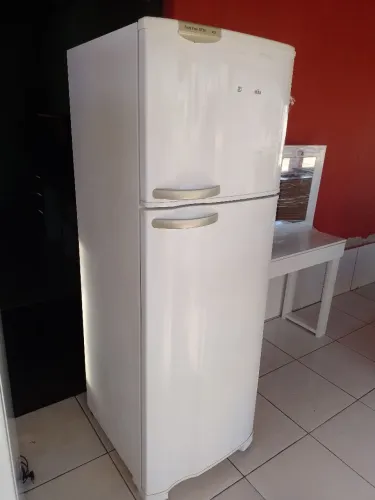GELADEIRA ELETROLUX FROST FREE GELO SECO BEM CONSERVADA GELANDO PERFEITAMENTE