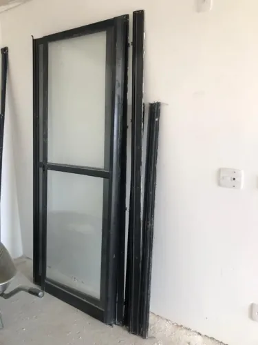 Porta de Ferro Metálica preta com vidro