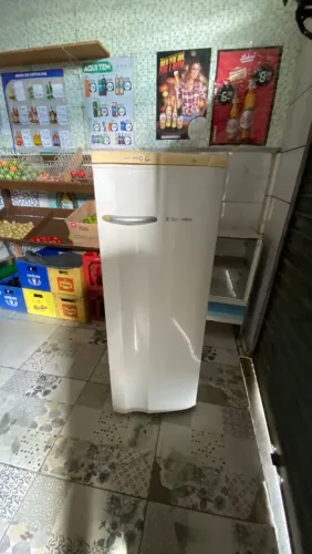 Geladeira electrolux degelo bem conservada 240L