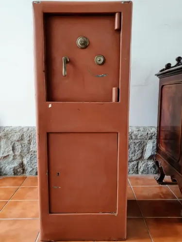 Cofre de Piso Antigo, com Segredo e Chaves