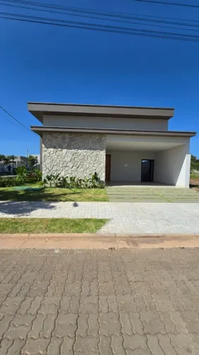 Vendo | Casa em Condomínio | Petrópolis | Zona Leste