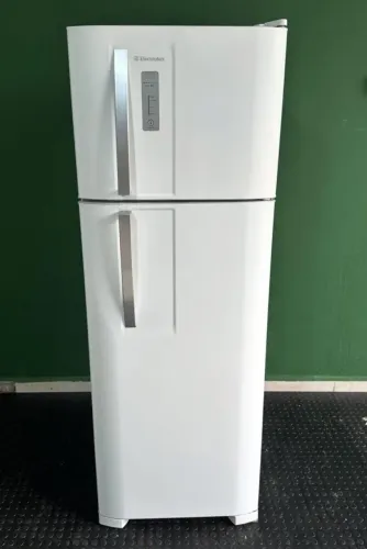 Geladeira Electrolux 330L Frost Free funcionando perfeitamente