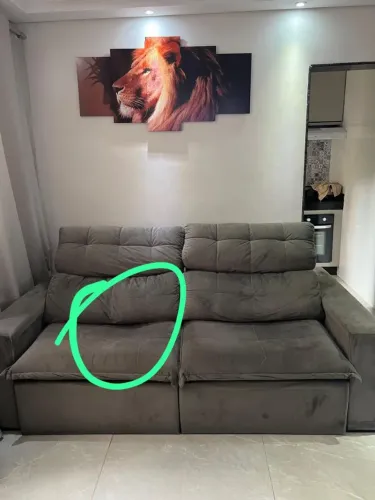 Vendo um sofá retrátil, medida 2,10 (assento com a borracha interna rebentada).