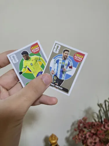 Figurinhas LEGEND PANINI Messi ouro e Vini jr prata