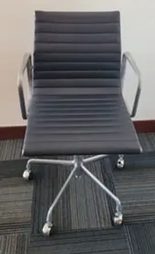 Mobília Escritório Modelo George Eames Aluminum<br><br>Marca Herman Miller