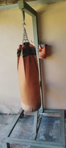 Disponíveis "Saco de Pancada com Suporte com Rodinhas e Caixas Rngradados de Cerveja