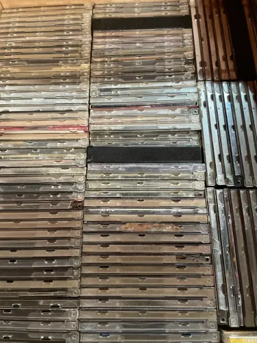 Caixa com 250 CDs títulos variados ,originais ,em suas capas e conservação de novo