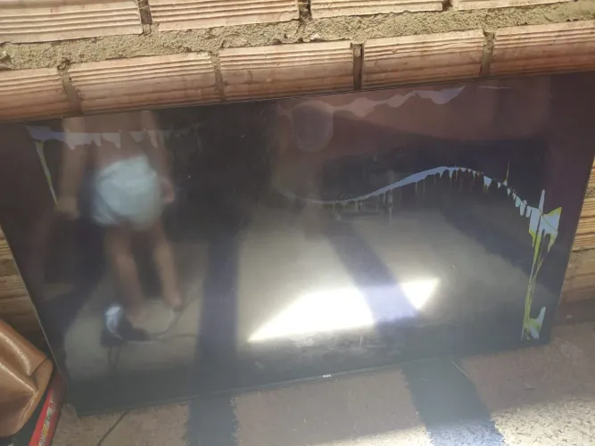 Estou vendendo essa televisão smart 43 polegadas 300 reais