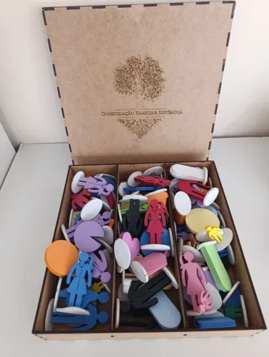 Vendo caixa com bonecos de constelação na água