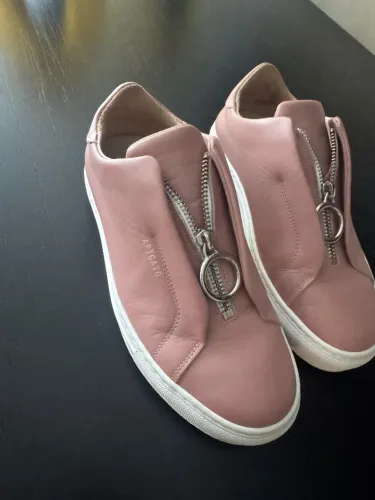 Par de tênis Axel Arigato Clean 90 Zip em couro rosa com fecho frontal de zíper.