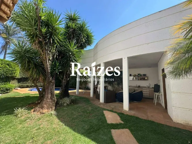 Casa sobrado em Condomínio Fechado com 4 Suítes e Lazer Completo em Uberlândia