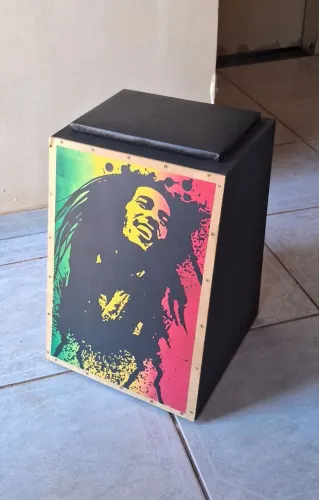 Cajon eletroacústico Jaguar Bob Marley Top Só 280