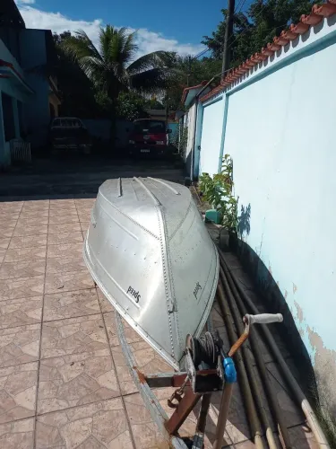 Barco em alumínio arrebitado.