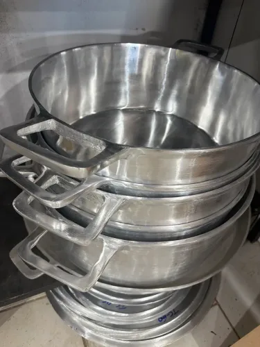 PANELAS GRANDES  DE ALUMÍNIO BATIDO 