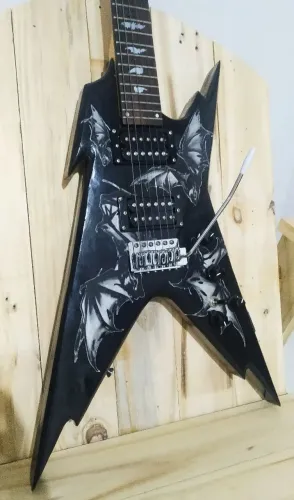 Guitarra 6 cordas com arte morcego exclusiva para Heavy Metal