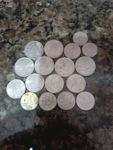 Lote de moedas de 50 e 20 centavos de alumínio