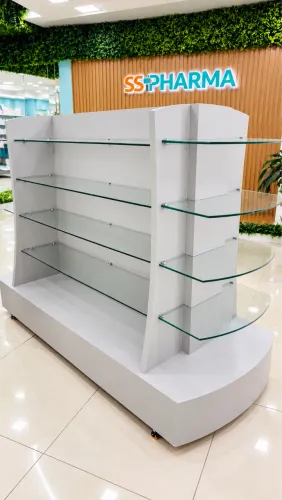 Expositor Central Laqueado com Vidros e Rodízios - Alto Padrão