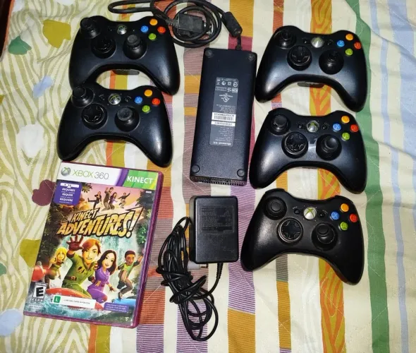 Lote controles, fonte e jogo Xbox. Ler a descrição.
