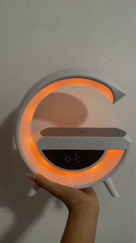 Luminária G RGB Colorida com Relógio Caixa de Som Bluetooth e Carregamento por Indução