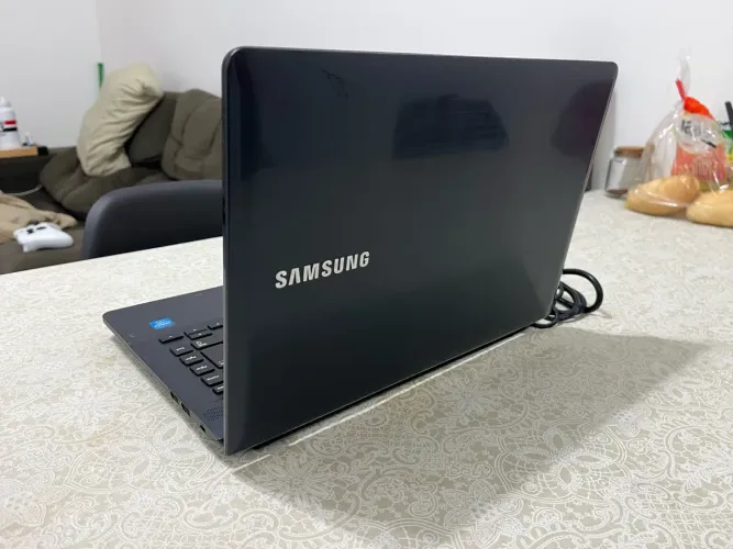 Notebook Samsung 4 GB / 500 GB - tela com defeito