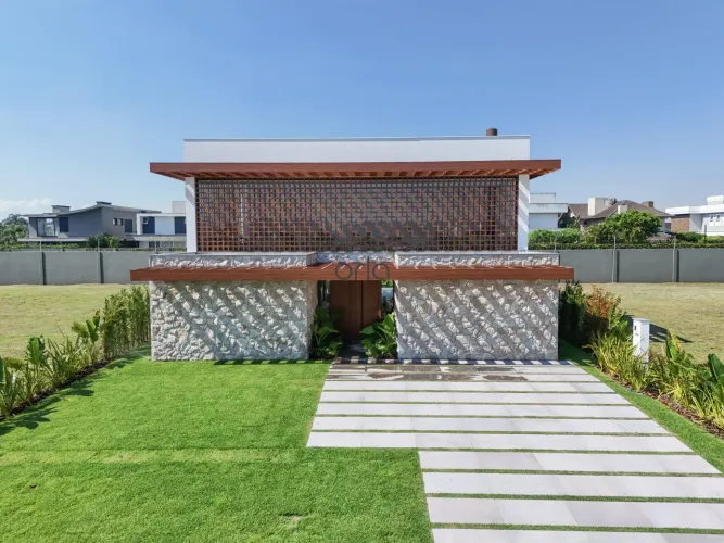 Casa mobiliada e decorada com 05 suítes e piscina no Condomínio Lotus Atlântida! REF: