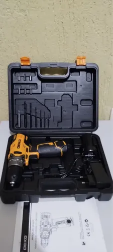 Parafusadeira e furadeira 12V com 2 baterias maleta e ascessorios. 