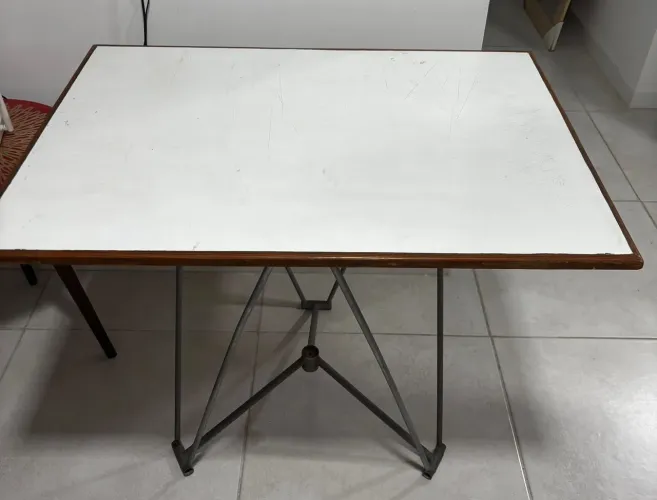Vendo mesa de estudo,86cm de comprimido por 62 cm de largura. Excelente estado de conser