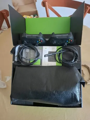Xbox Series X 1TB + Dois controles