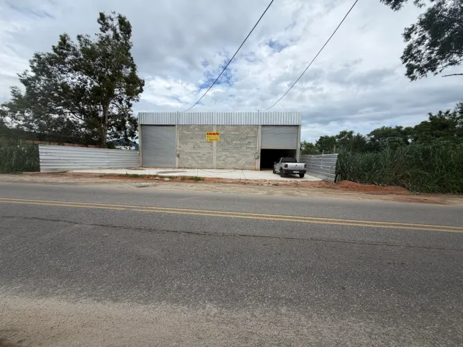 Galpão Comercial para Aluguel - Amplo Terreno em Guaratiba/RJ