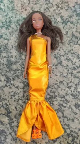 Boneca Barbie basica com vestido de festa