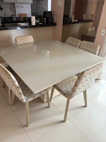 Jogo de mesa de jantar com 6 cadeiras