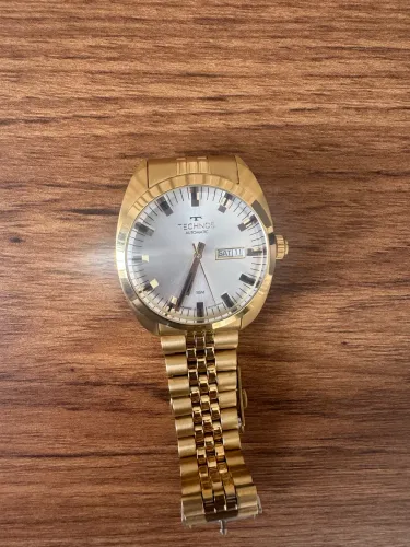 Technos automático dourado
