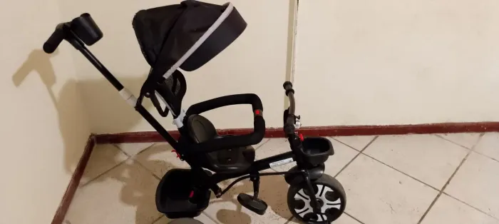 Triciclo infantil preto