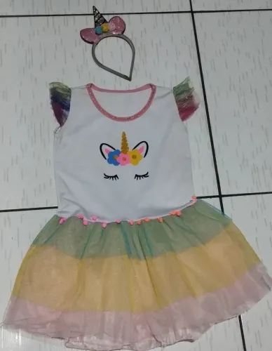 Linda e delicada fantasia de unicórnio com tiara.